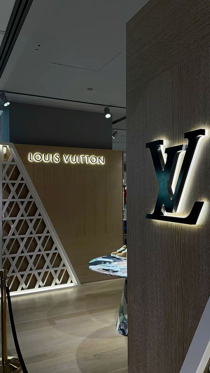 Louis V*itton